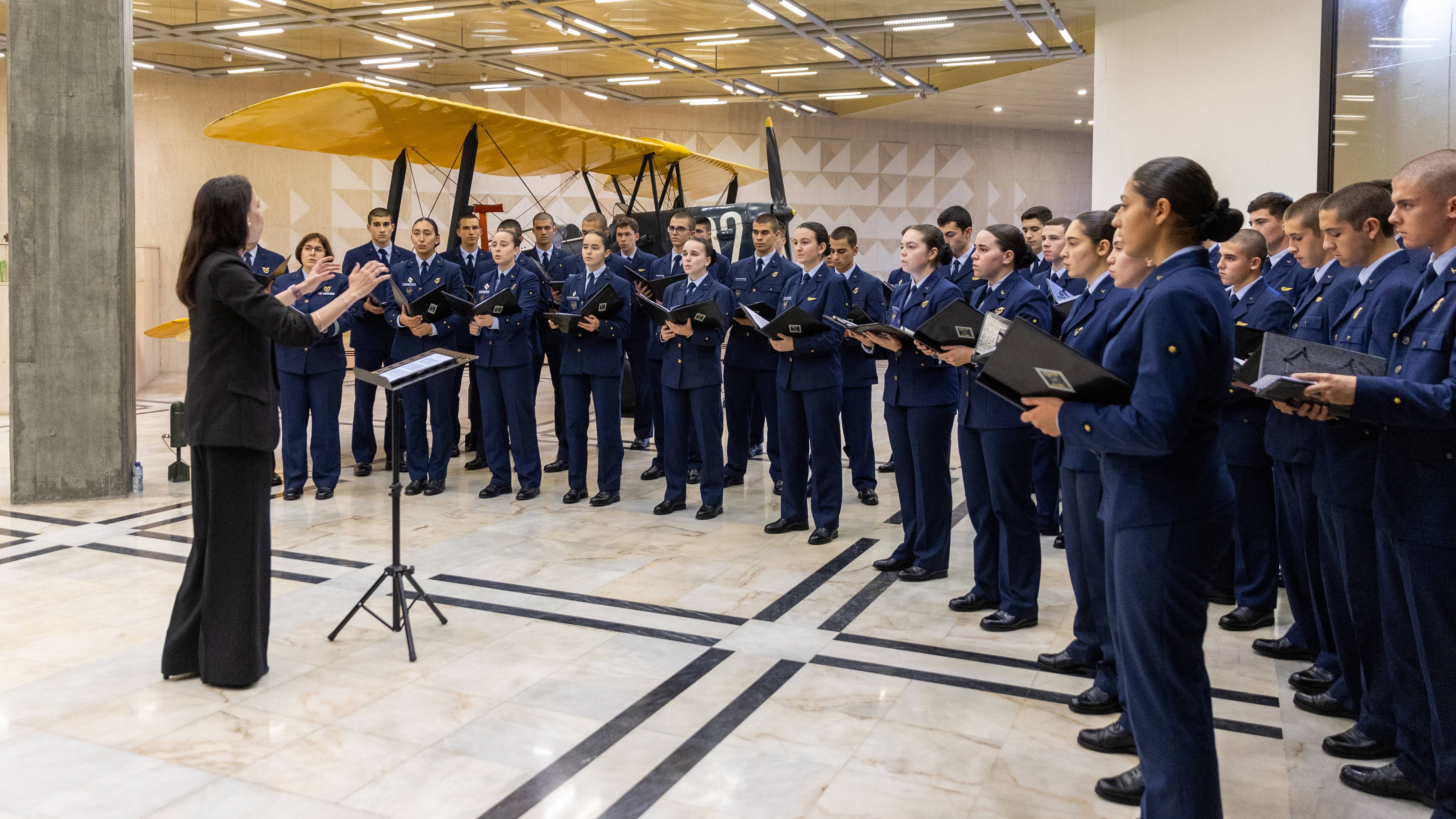 Coro da Academia da Fora Area canta Janeiras no Estado-Maior da Fora Area